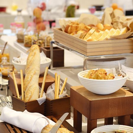 Hotel Ana Crowne Plaza Chitose By Ihg Esterno foto A buffet at a hotel