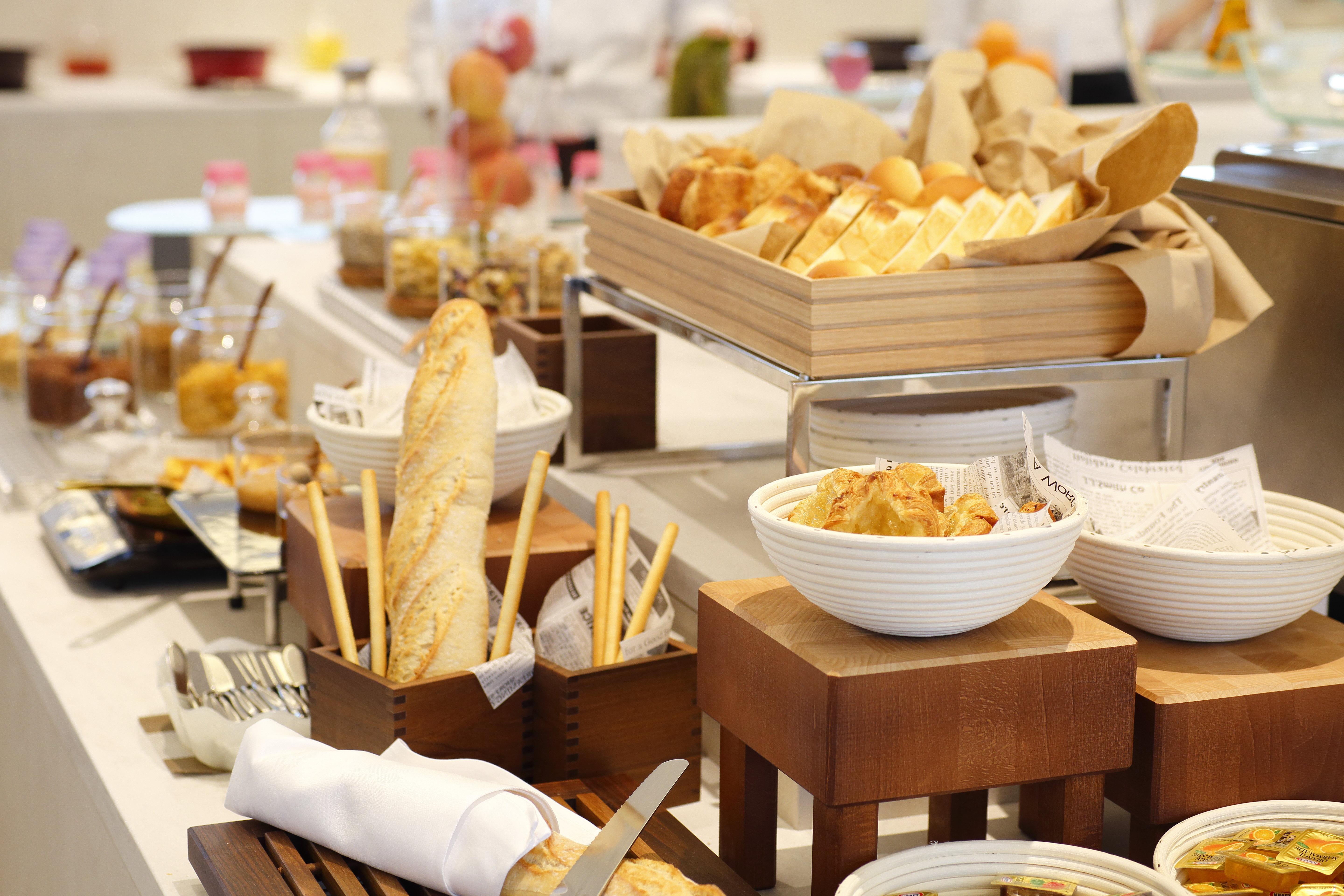 Hotel Ana Crowne Plaza Chitose By Ihg Esterno foto A buffet at a hotel