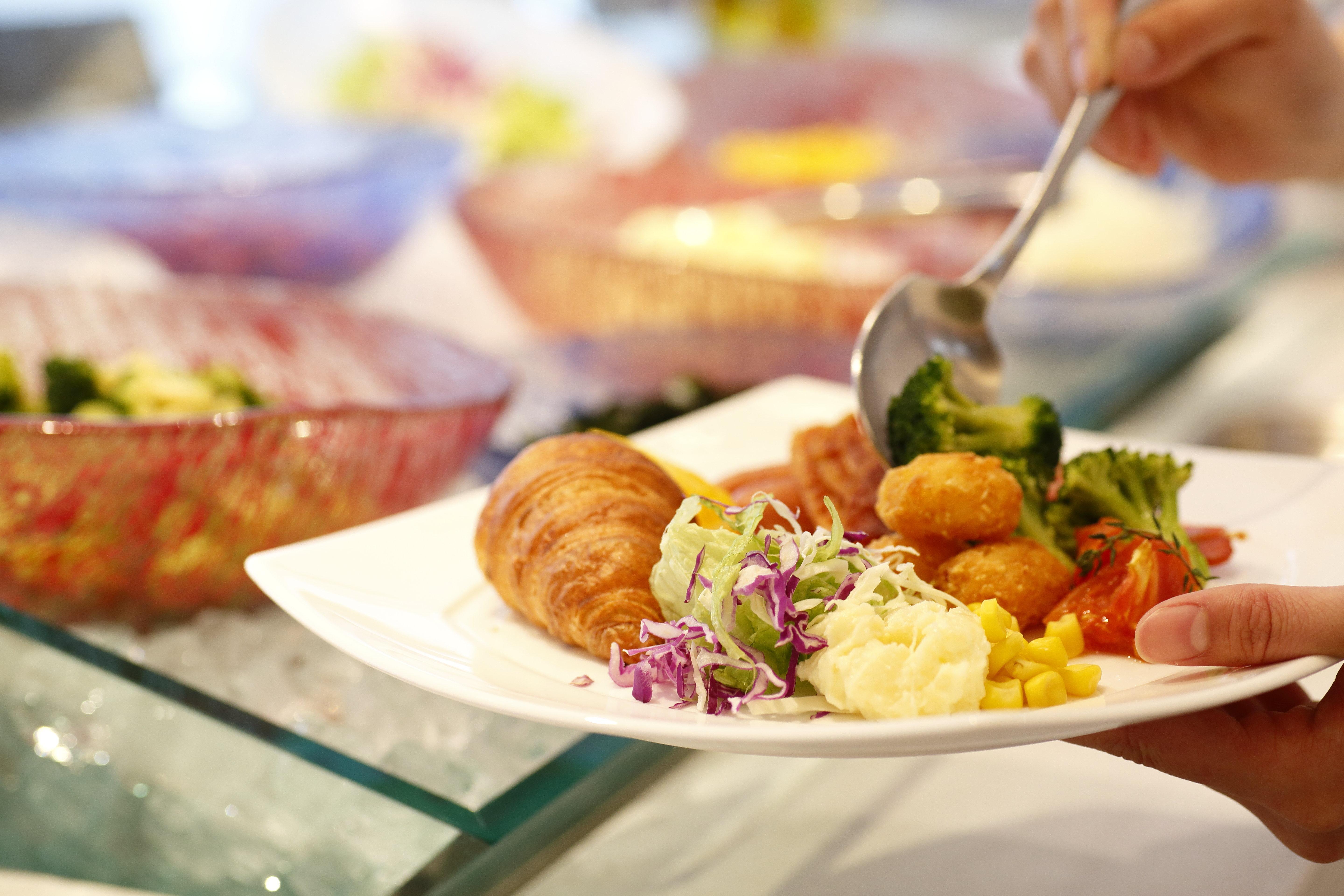 Hotel Ana Crowne Plaza Chitose By Ihg Esterno foto A salad being prepared at a buffet