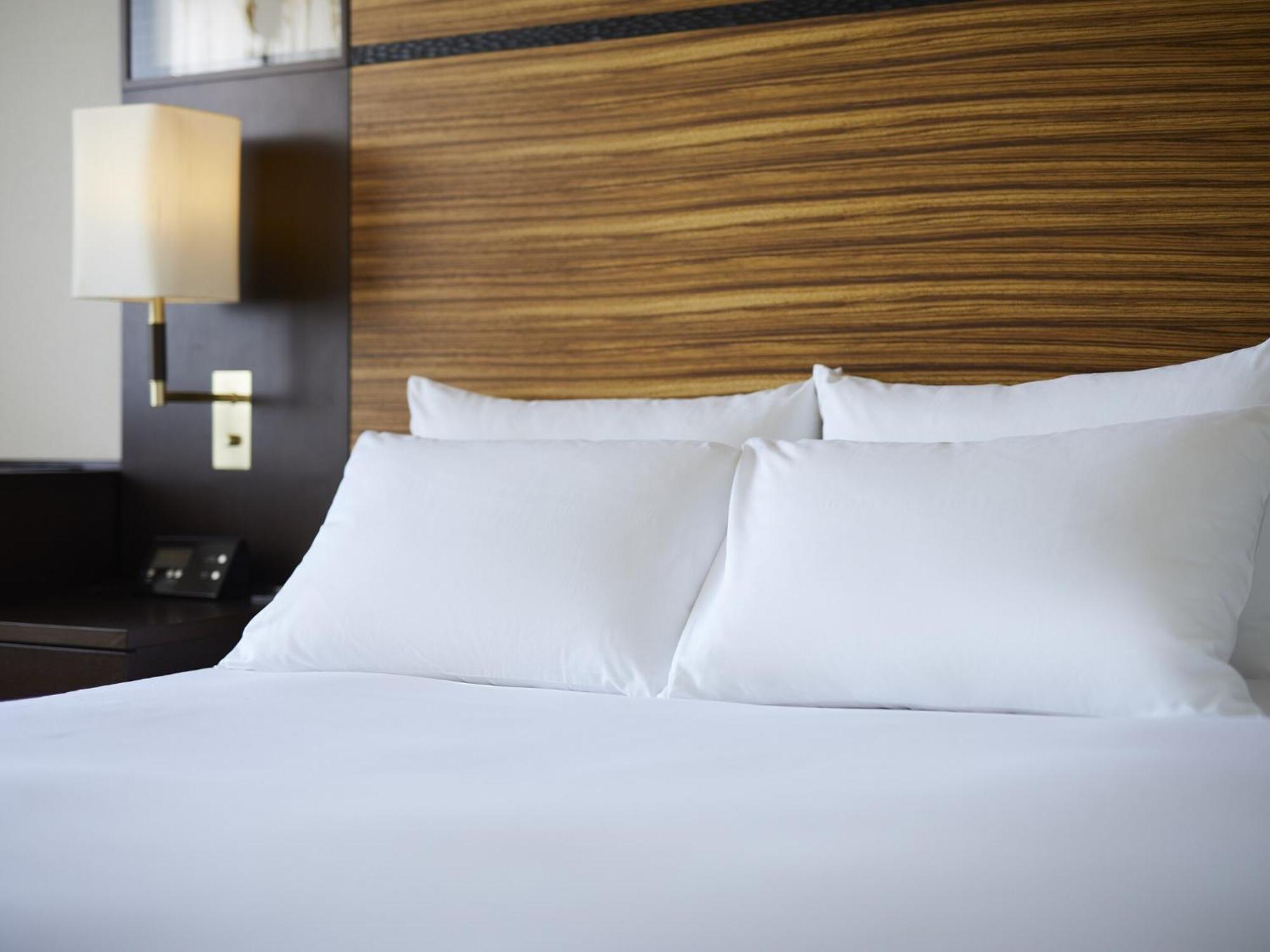Hotel Ana Crowne Plaza Chitose By Ihg Esterno foto A bed with two pillows