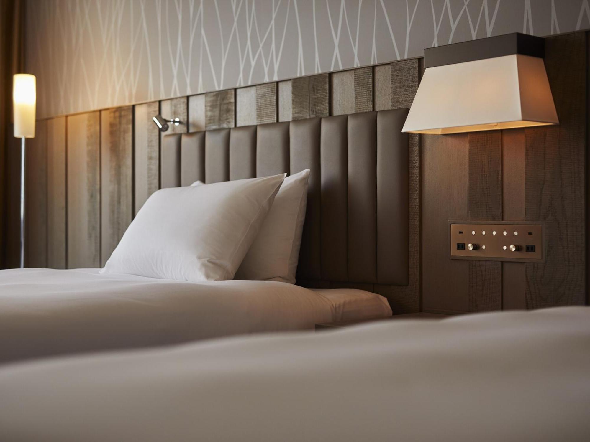 Hotel Ana Crowne Plaza Chitose By Ihg Esterno foto A bed with a headboard