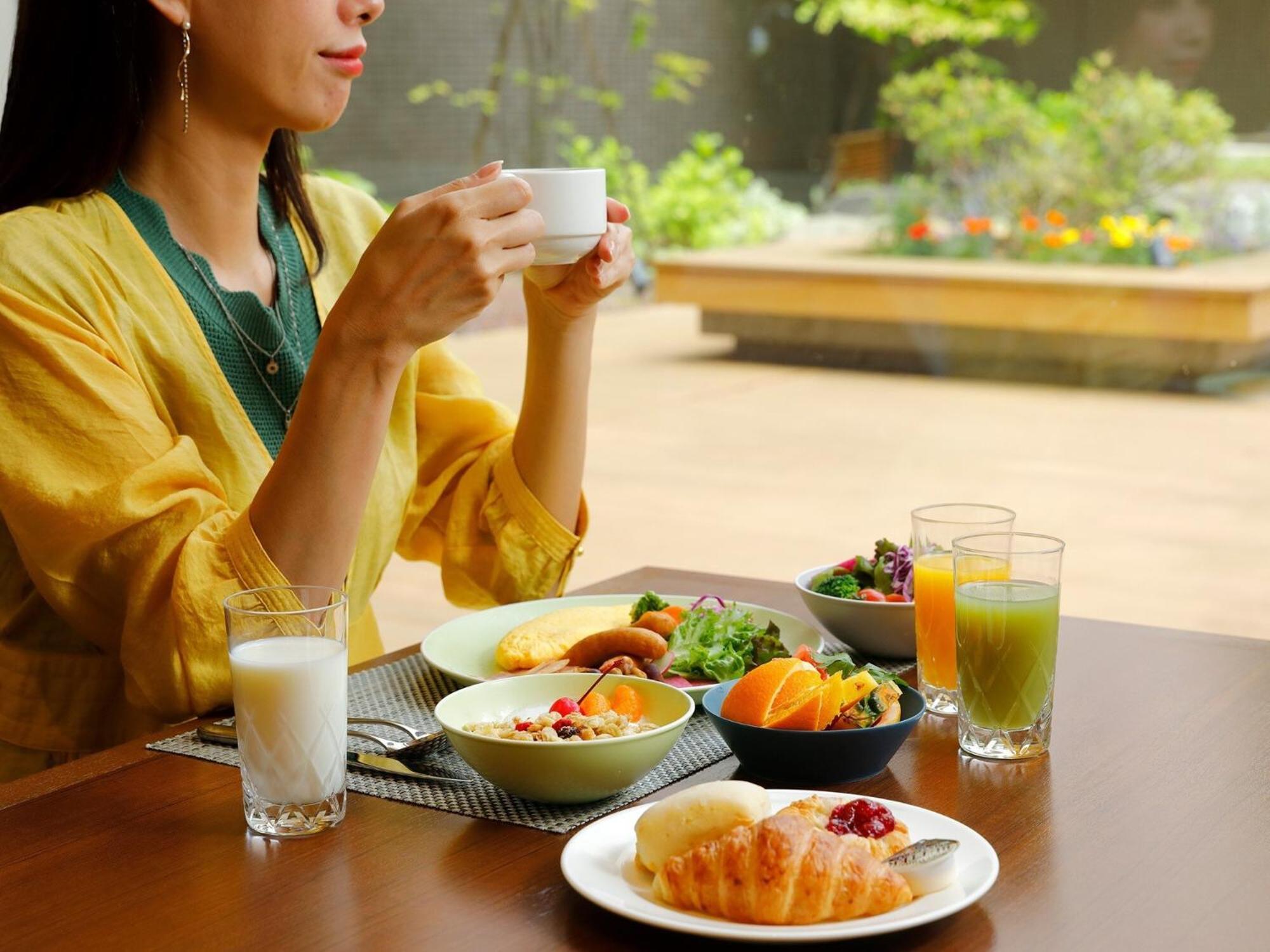 Hotel Ana Crowne Plaza Chitose By Ihg Esterno foto A woman drinking tea with breakfast