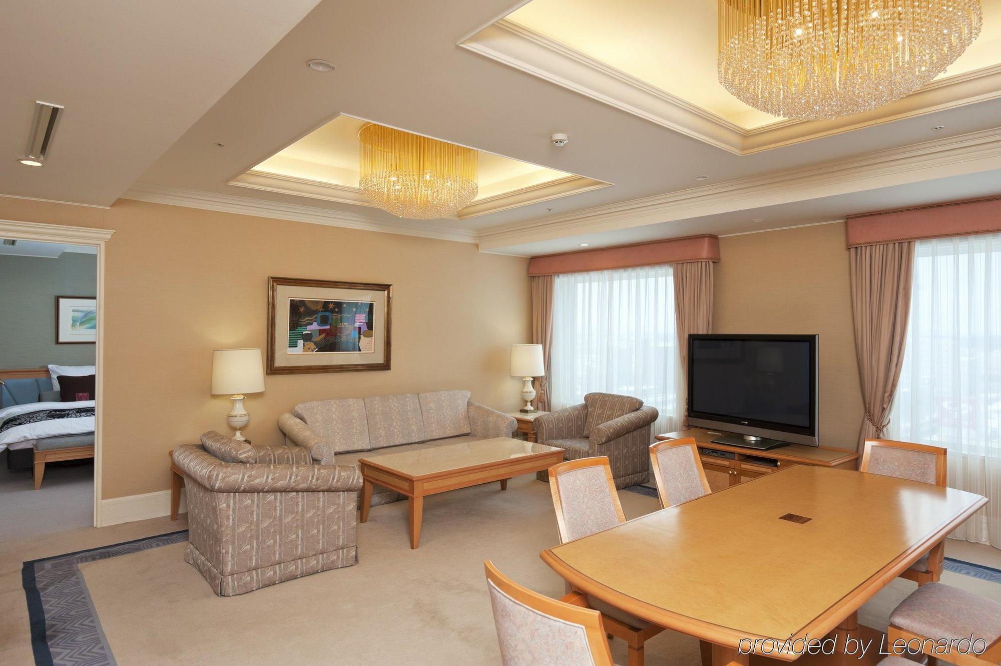 Hotel Ana Crowne Plaza Chitose By Ihg Camera foto A living room in a suite at the hotel